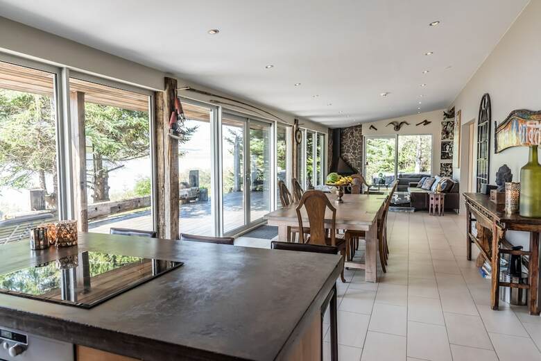 �lftav�k Lakefront Villa
