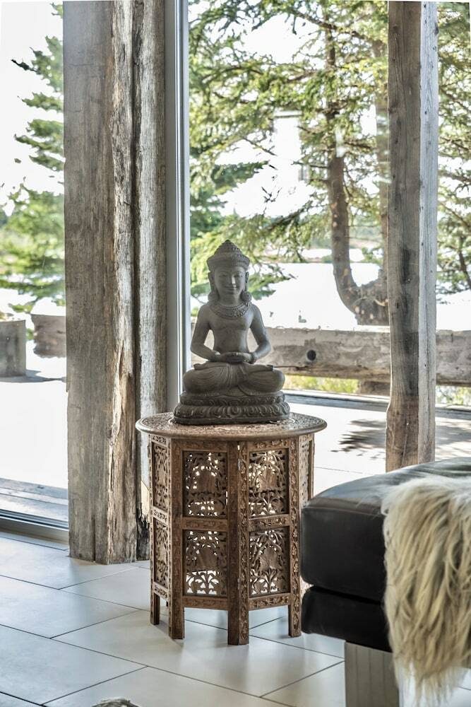 �lftav�k Lakefront Villa