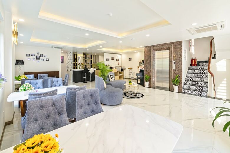 The Royal Hotel & Apartment