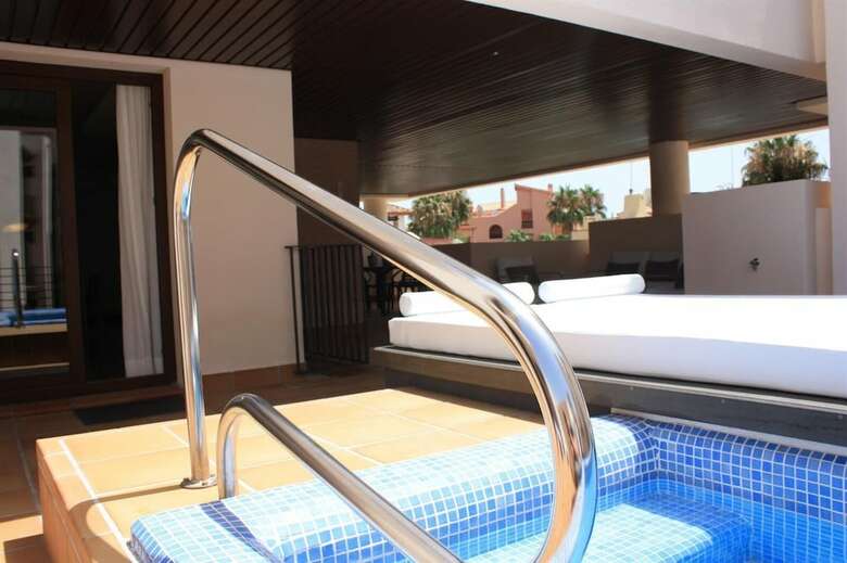 Apartment With Private Swimming Pool
