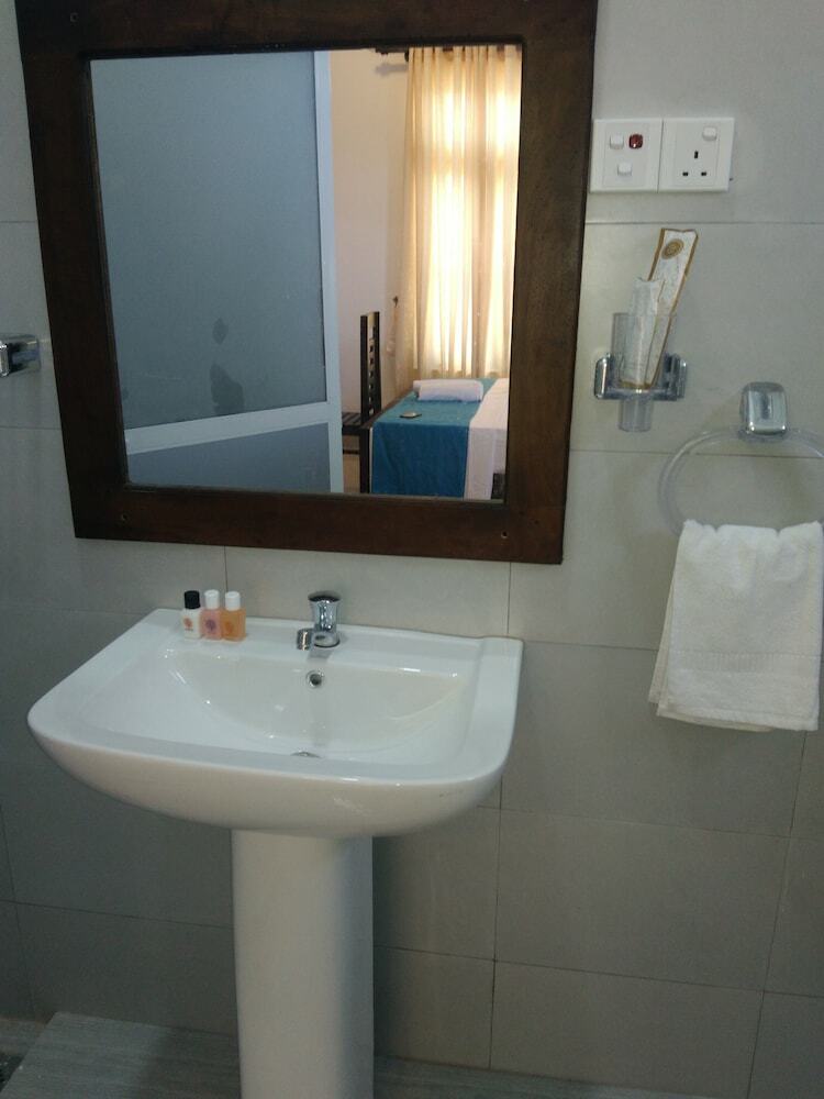 Hotel Queens Airport Residence