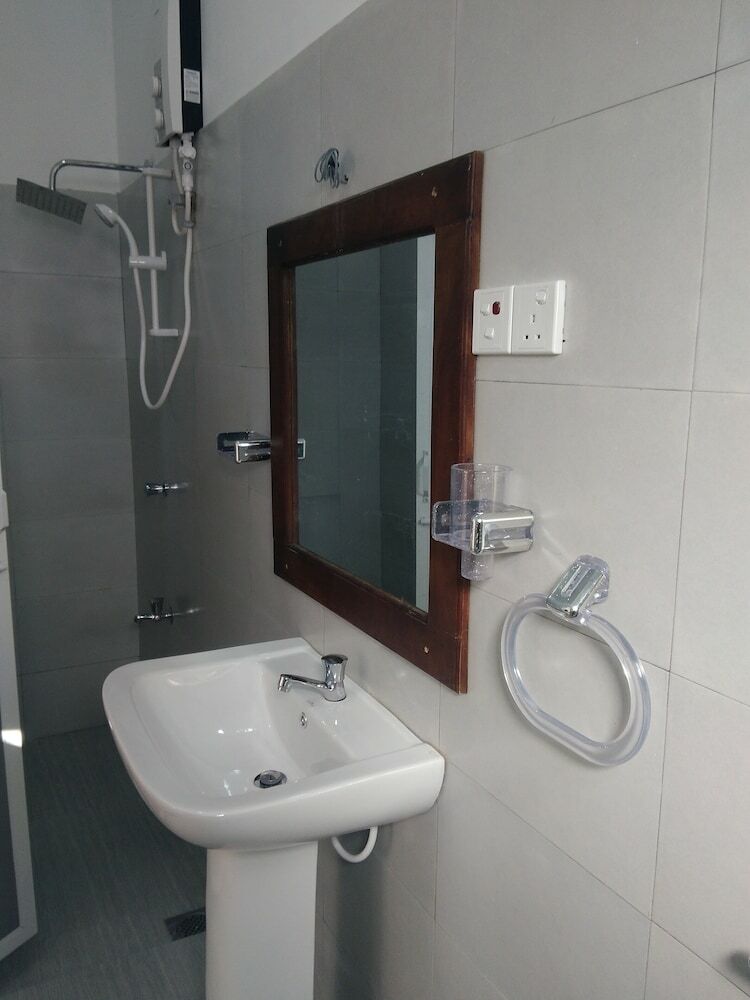 Hotel Queens Airport Residence