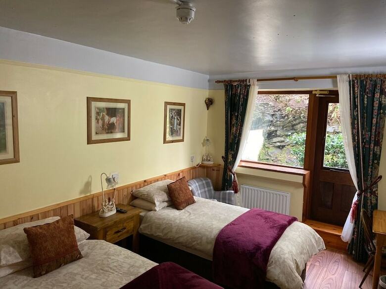 Kylemore Pass Hotel