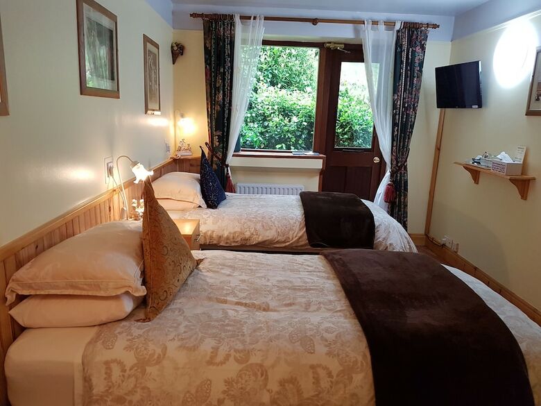 Kylemore Pass Hotel