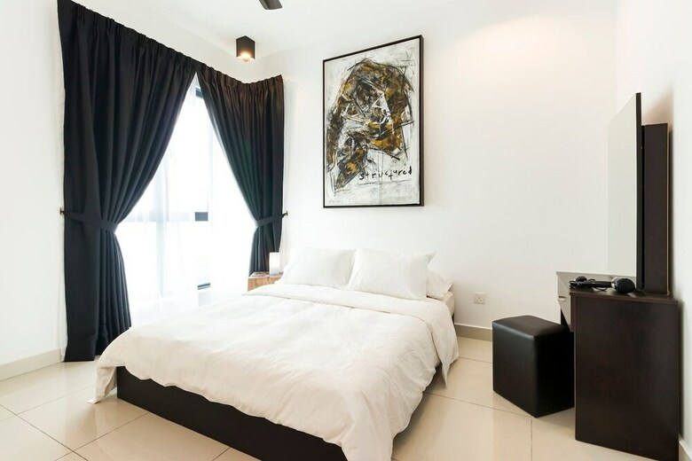 Elegant 3br Condo For 5 With Outdoor Pool