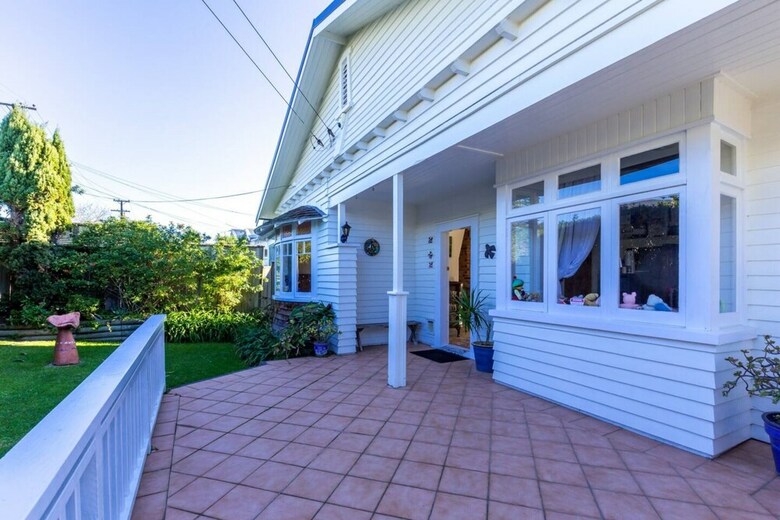 3 Bedroom Family Home With Harbour Views In Westmere