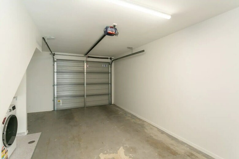 Gorgeous 3 Bedroom Townhouse With Car Park