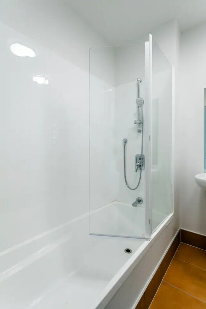 Gorgeous 3 Bedroom Townhouse With Car Park
