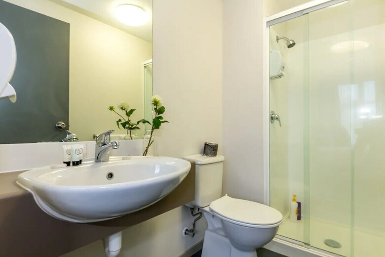 Light Filled Modern 1 Bedroom Apartment