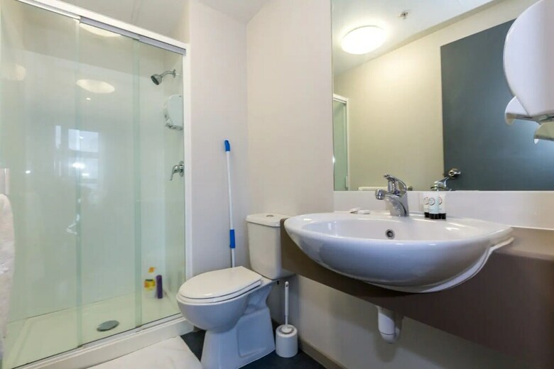 Light Filled Modern 1 Bedroom Apartment