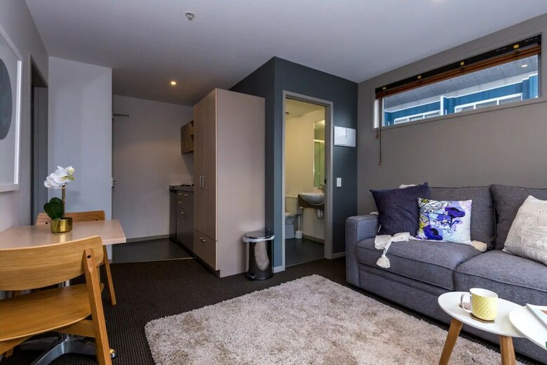 Light Filled Modern 1 Bedroom Apartment