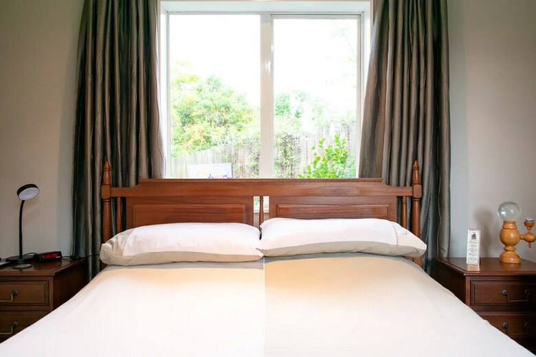 Grand 4 Bedroom Home With Balcony And Garden