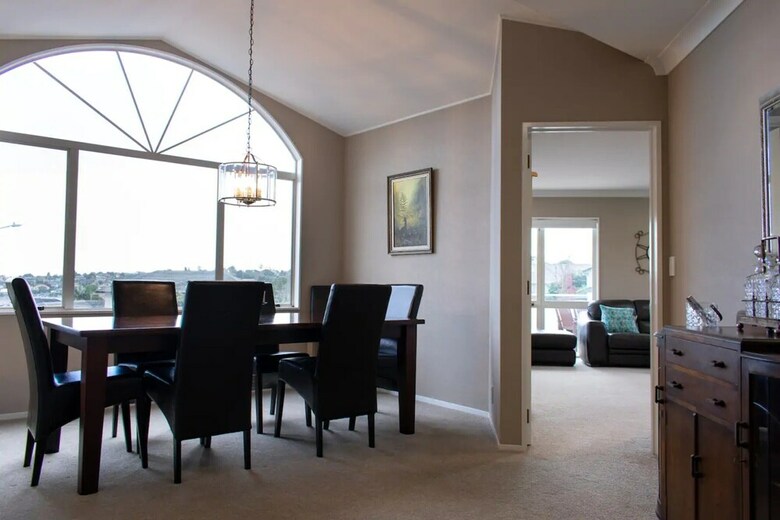 Grand 4 Bedroom Home With Balcony And Garden