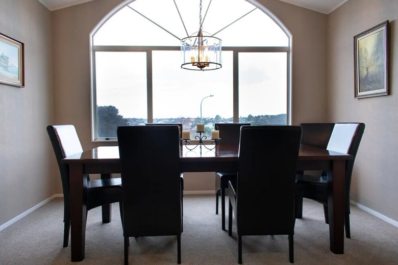 Grand 4 Bedroom Home With Balcony And Garden