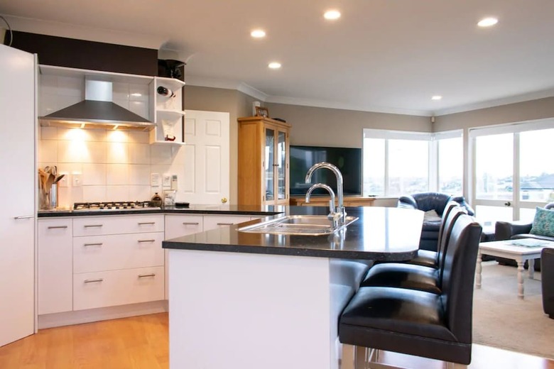 Grand 4 Bedroom Home With Balcony And Garden