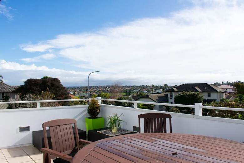 Grand 4 Bedroom Home With Balcony And Garden