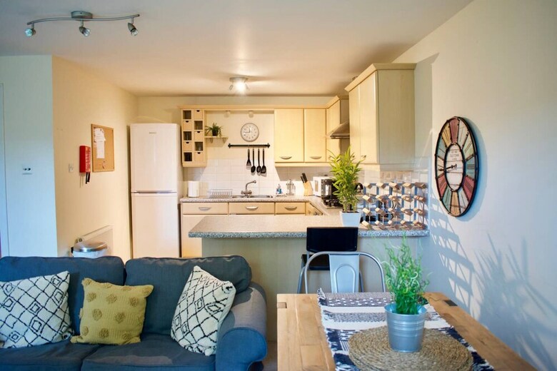 Spacious 3 Bedroom Apartment In Central Location