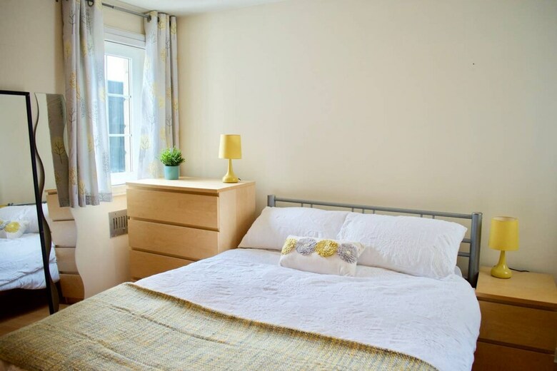 Spacious 3 Bedroom Apartment In Central Location