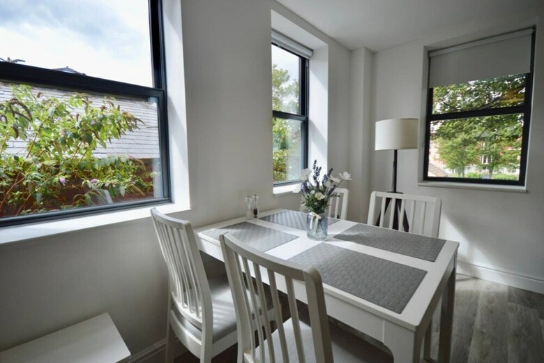 Stylish 2 Bedroom Apartment In Downtown Bristol