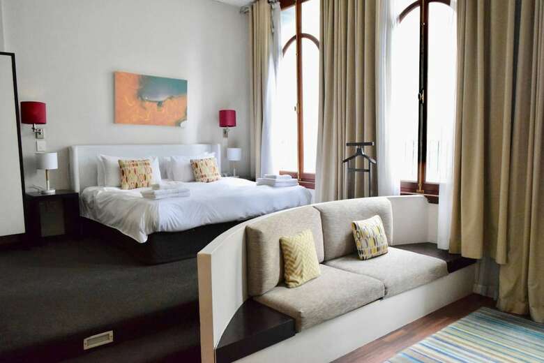 Modern High-rise Studio Apartment In Cbd