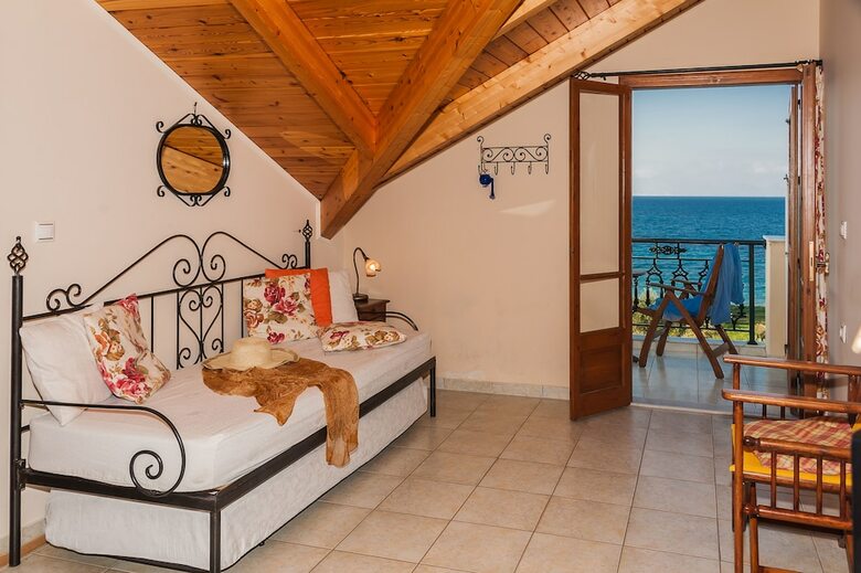 Kavos Psarou Studios And Apartments