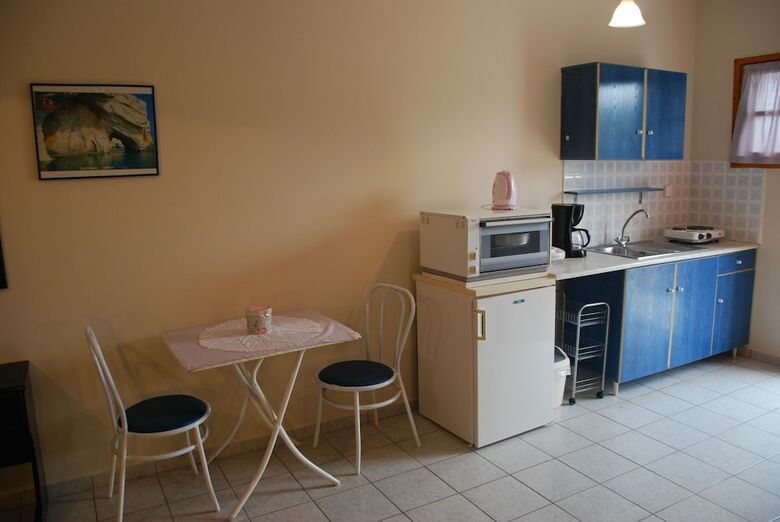 Kavos Psarou Studios And Apartments