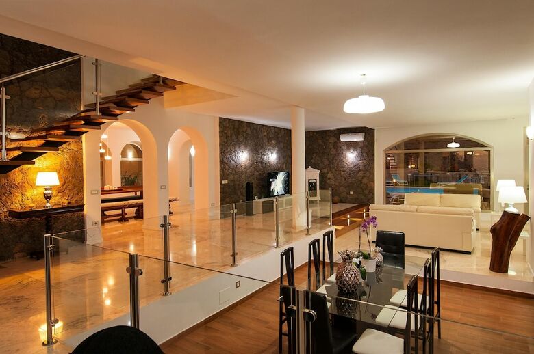 Majestic Villa Monte Leon For 6 + 6