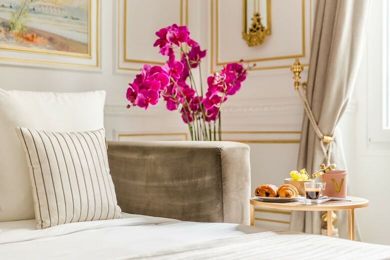 Luxury 2 Bedroom Apartment  Eiffel Tower