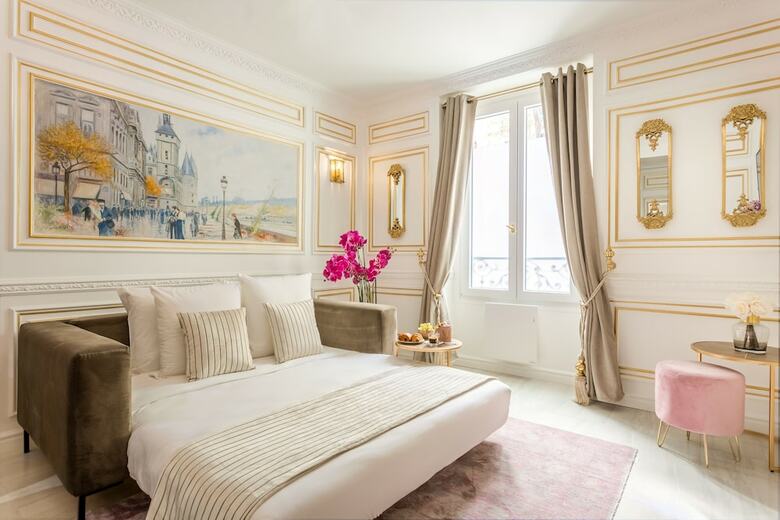 Luxury 2 Bedroom Apartment  Eiffel Tower