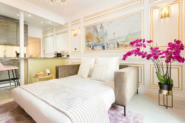 Luxury 2 Bedroom Apartment  Eiffel Tower