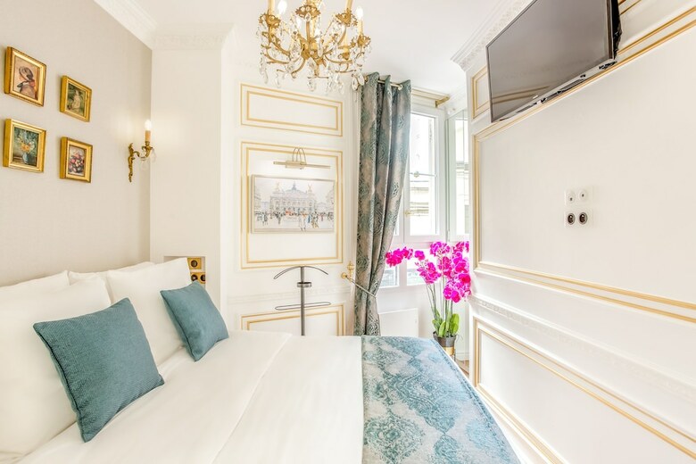 Luxury 2 Bedroom Apartment  Eiffel Tower