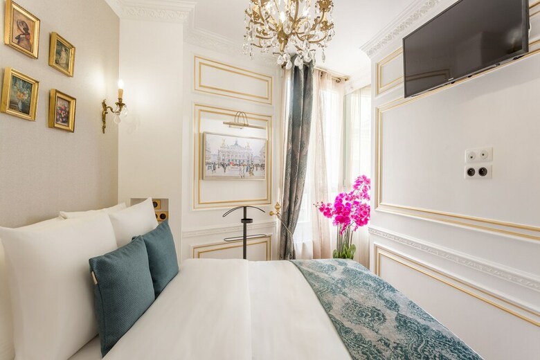 Luxury 2 Bedroom Apartment  Eiffel Tower