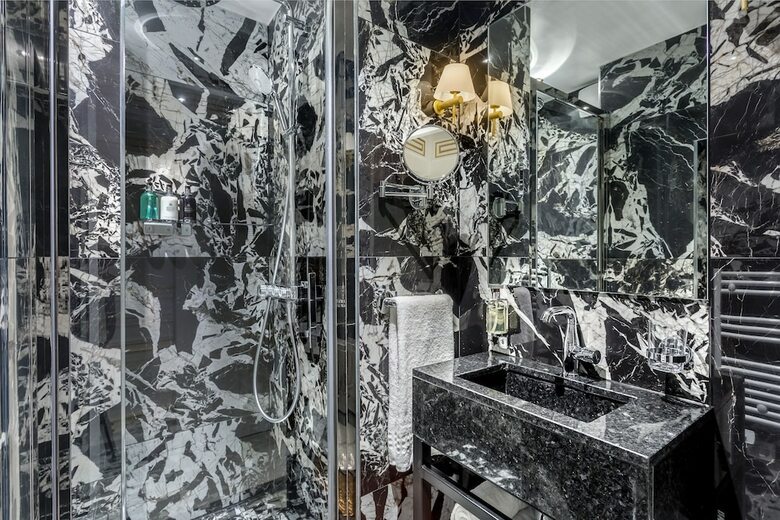 Luxury 2 Bedroom Apartment  Eiffel Tower