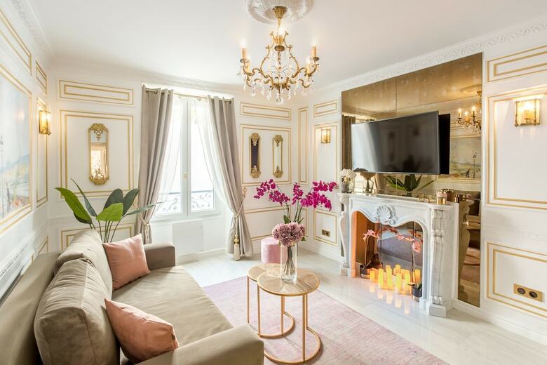 Luxury 2 Bedroom Apartment  Eiffel Tower
