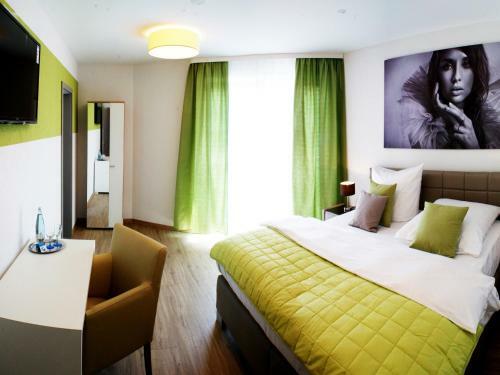 R & J Hotel