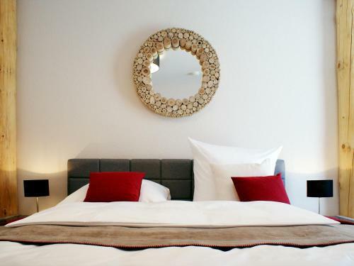 R & J Hotel