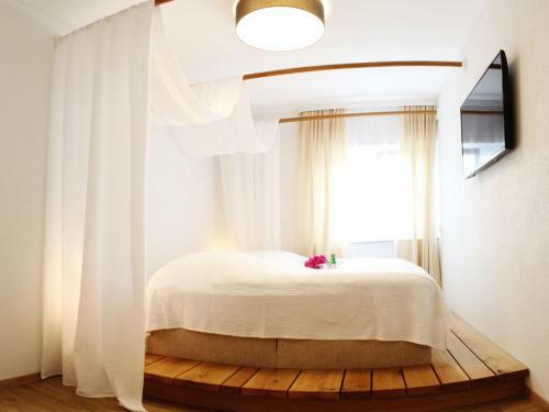 R & J Hotel