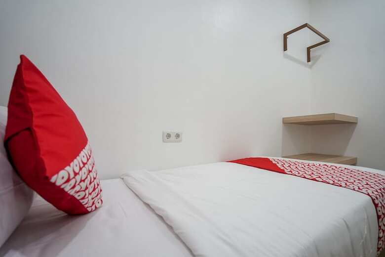 Hostal Oyo 1270 Residence 8