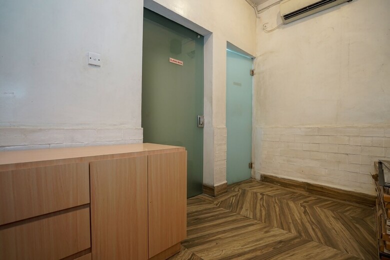 Hostal Oyo 1270 Residence 8