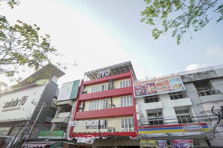 Hostal Oyo 1270 Residence 8
