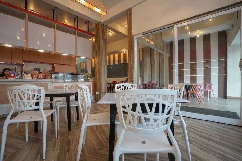 Hostal Oyo 1270 Residence 8