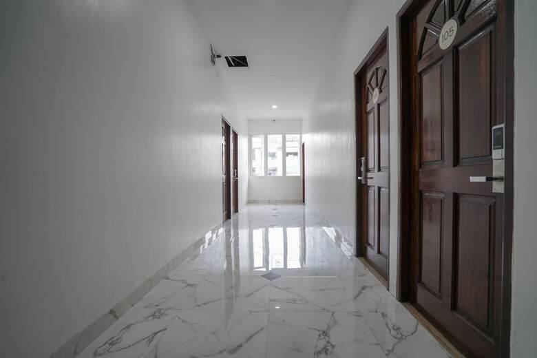 Hostal Oyo 1270 Residence 8