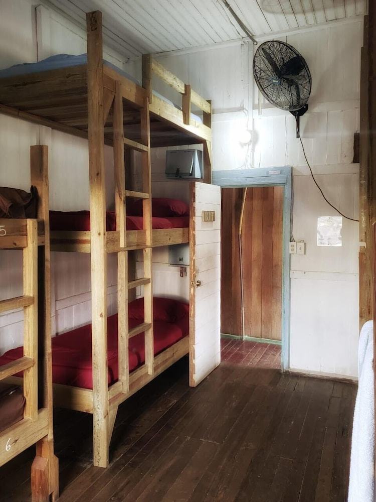 Hostal Twin Fin Hostels