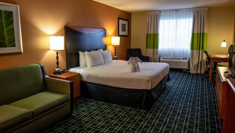 The Runway Inn And Suites Airport Hotel
