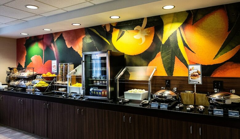 The Runway Inn And Suites Airport Hotel