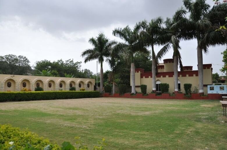Hotel Leo Resorts