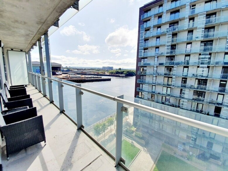 Apartamentos Airy 2 Bed 2 Bathroom With Balcony