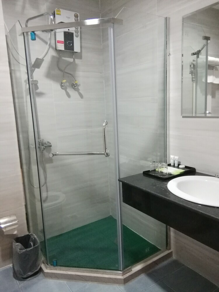 Golden Bay Hotel