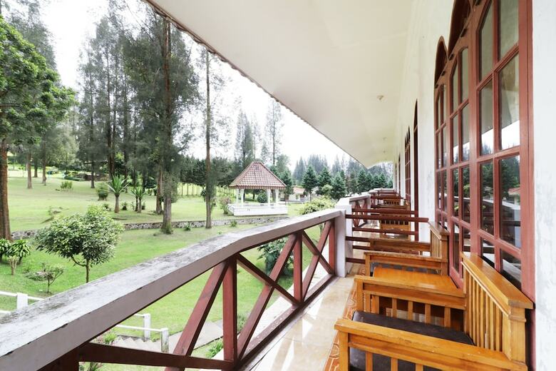 Bed & Breakfast Sibayak Multinational Rest House