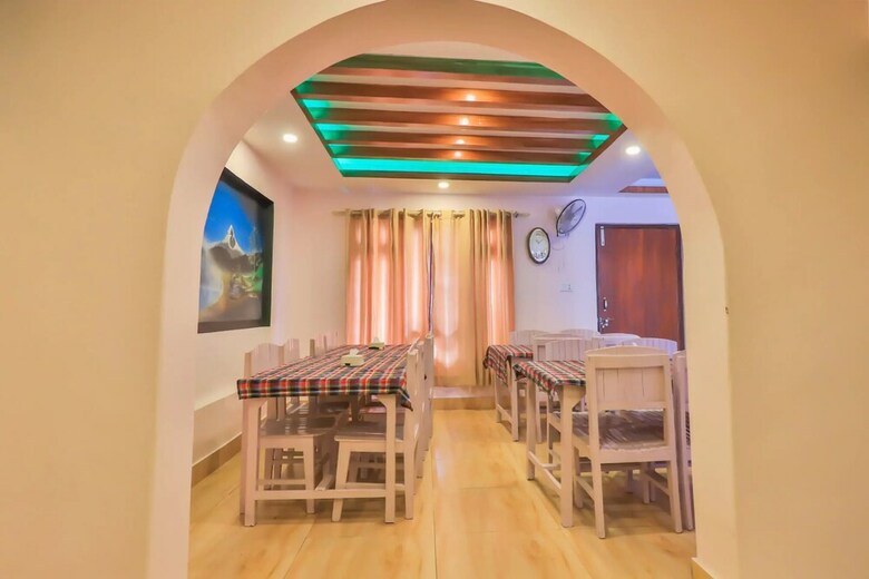 Oyo 647 Hotel Alpine Villa